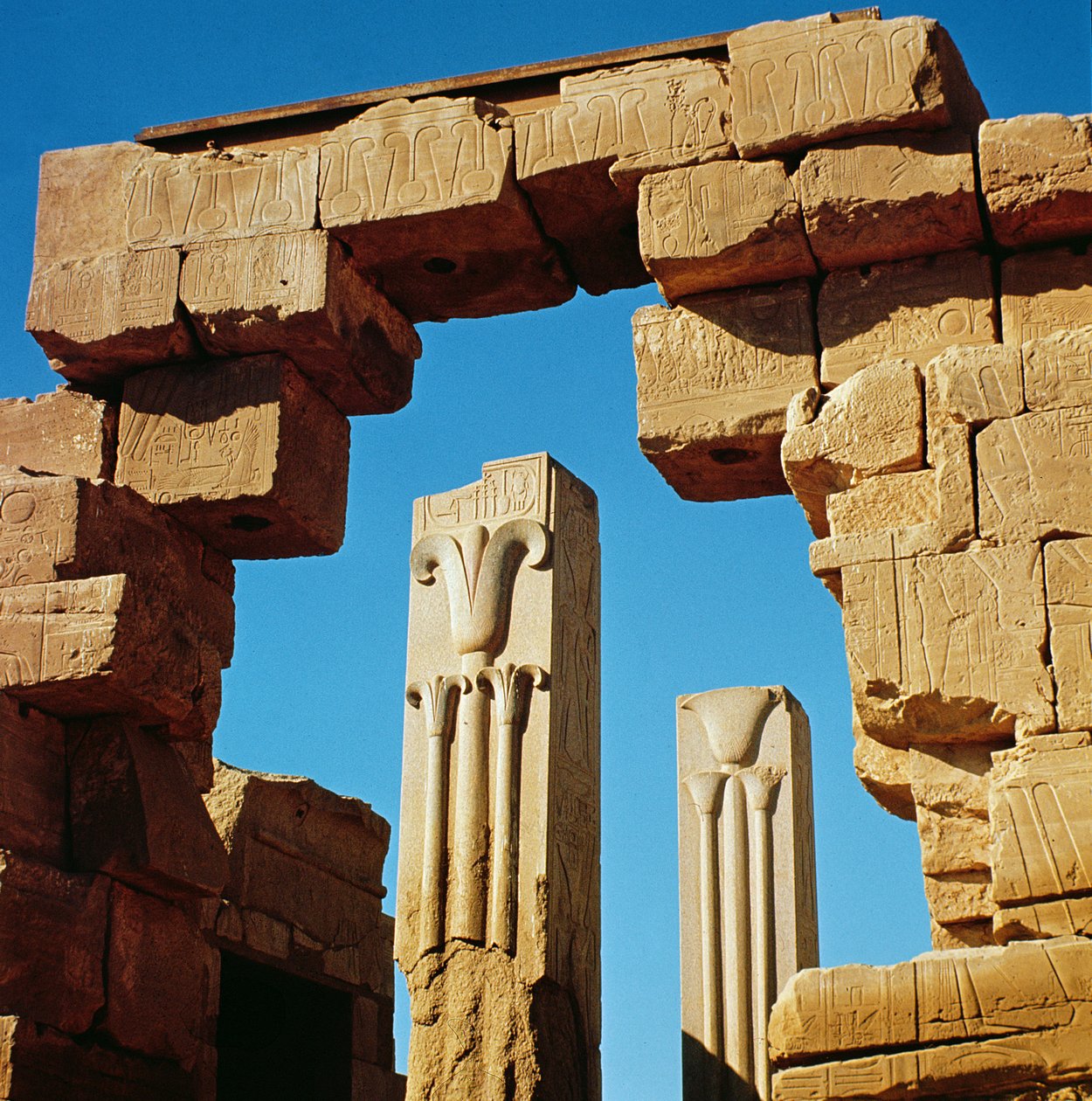 Zuilen versierd met gestileerde lotus- en papyrusplanten uit het Grote Tempelcomplex van Amon, Nieuwe Rijk door Egyptian 18th Dynasty