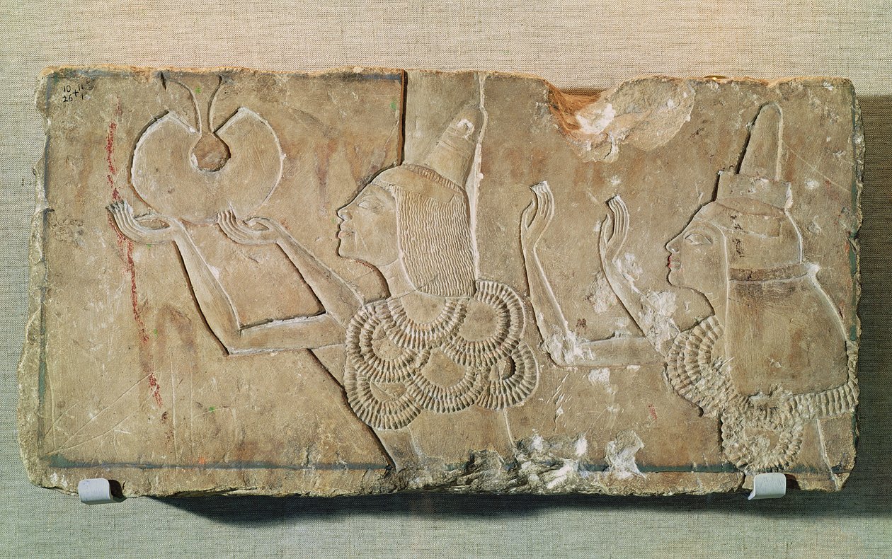 Stele met Ay (1352-48 v.Chr.) en zijn vrouw Teye, die het goud van beloning ontvangen, als teken van de waardering van Achnaton, uit de grafkapel van Ay in Tell el-Amarna, Nieuwe Rijk door Egyptian 18th Dynasty