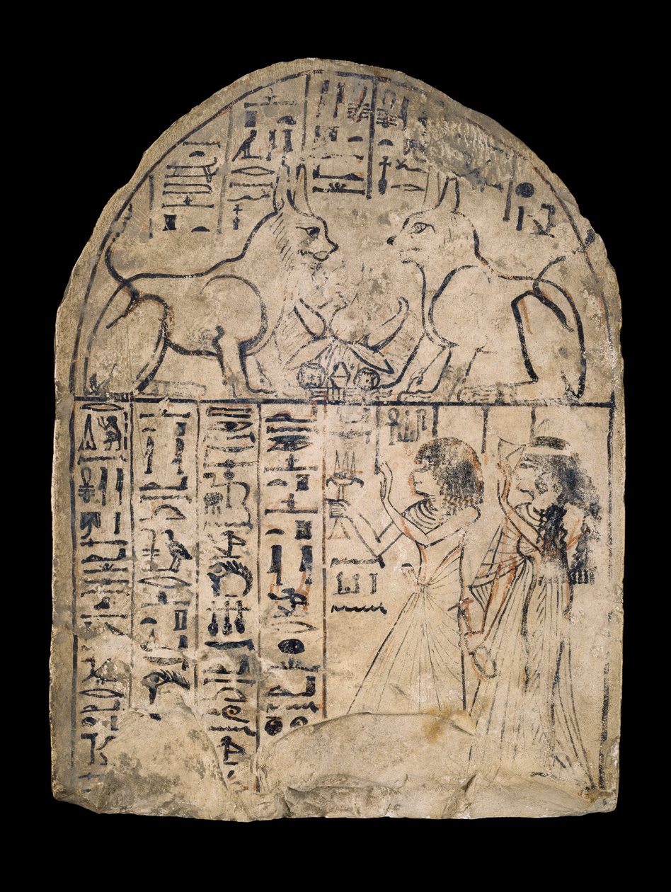 Stèle met een man en vrouw die twee katten aanbidden, manifestaties van de zonnegod Re en Atum, gevonden in Deir el-Medina door Egyptian 19th Dynasty