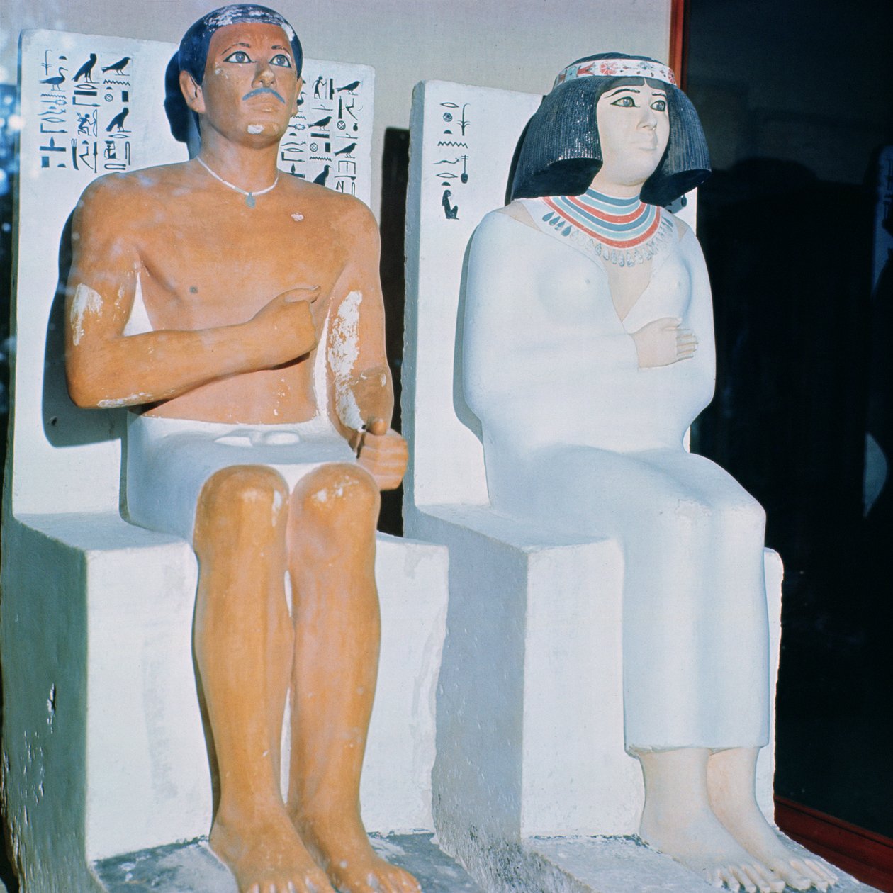 Rahotep en zijn vrouw, Nofret, uit Meydum, ca. 2620 v.Chr. (beschilderde kalksteen) door Egyptian 4th Dynasty