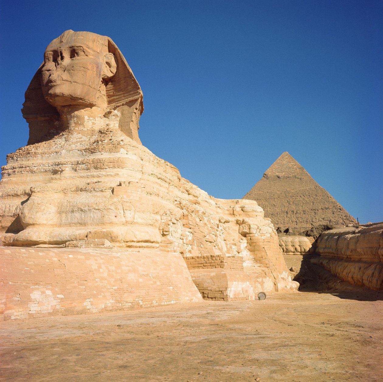 De Sfinx en de Piramide van Khafre, Gizeh, Oude Rijk 2613-2494 v.Chr. door Egyptian 4th Dynasty
