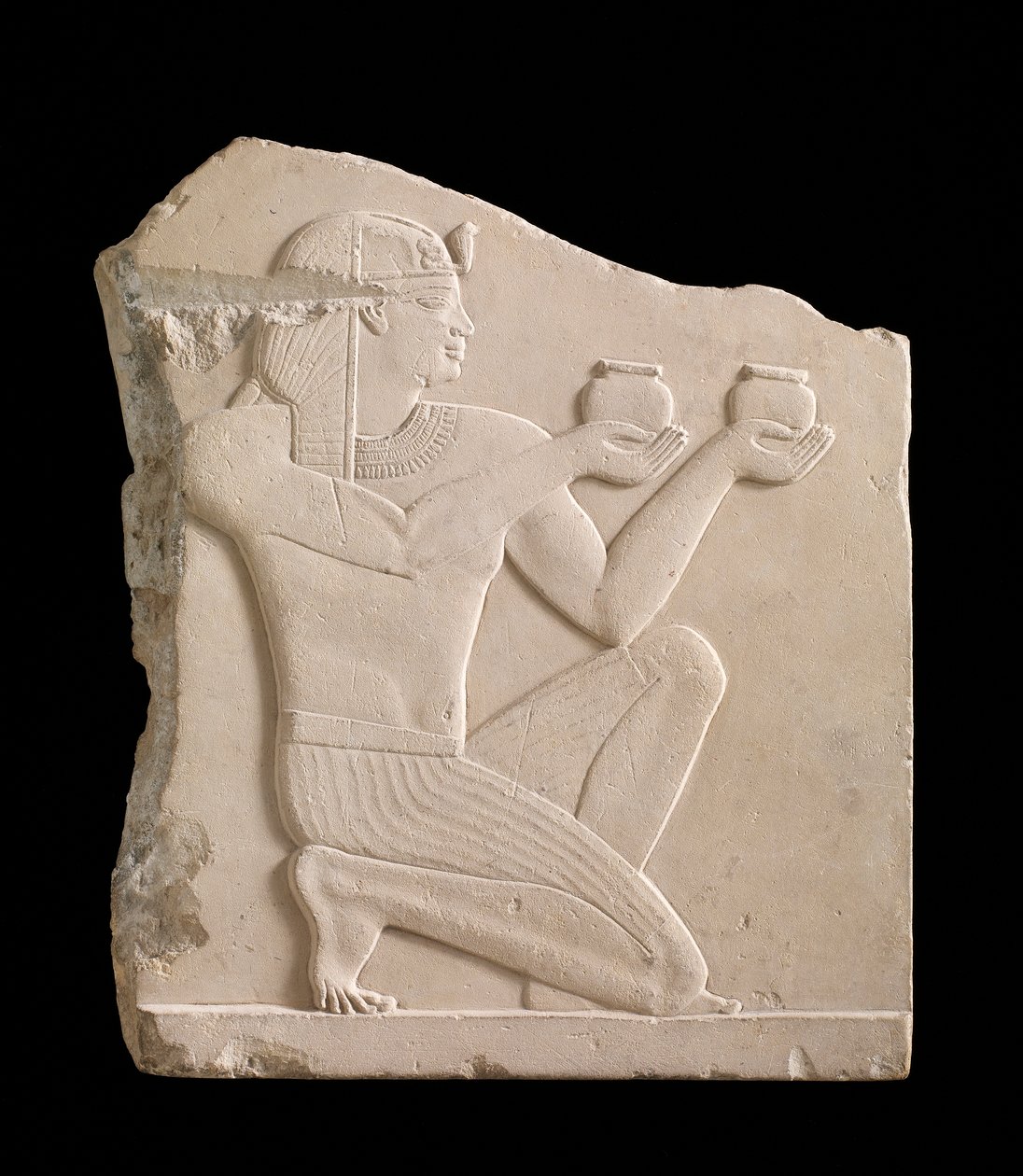 Plaquette met een koning die wijn aanbiedt, Ptolemaeïsche periode, 305-30 v.Chr. zachte kalksteen door Egyptian Ptolemaic Period