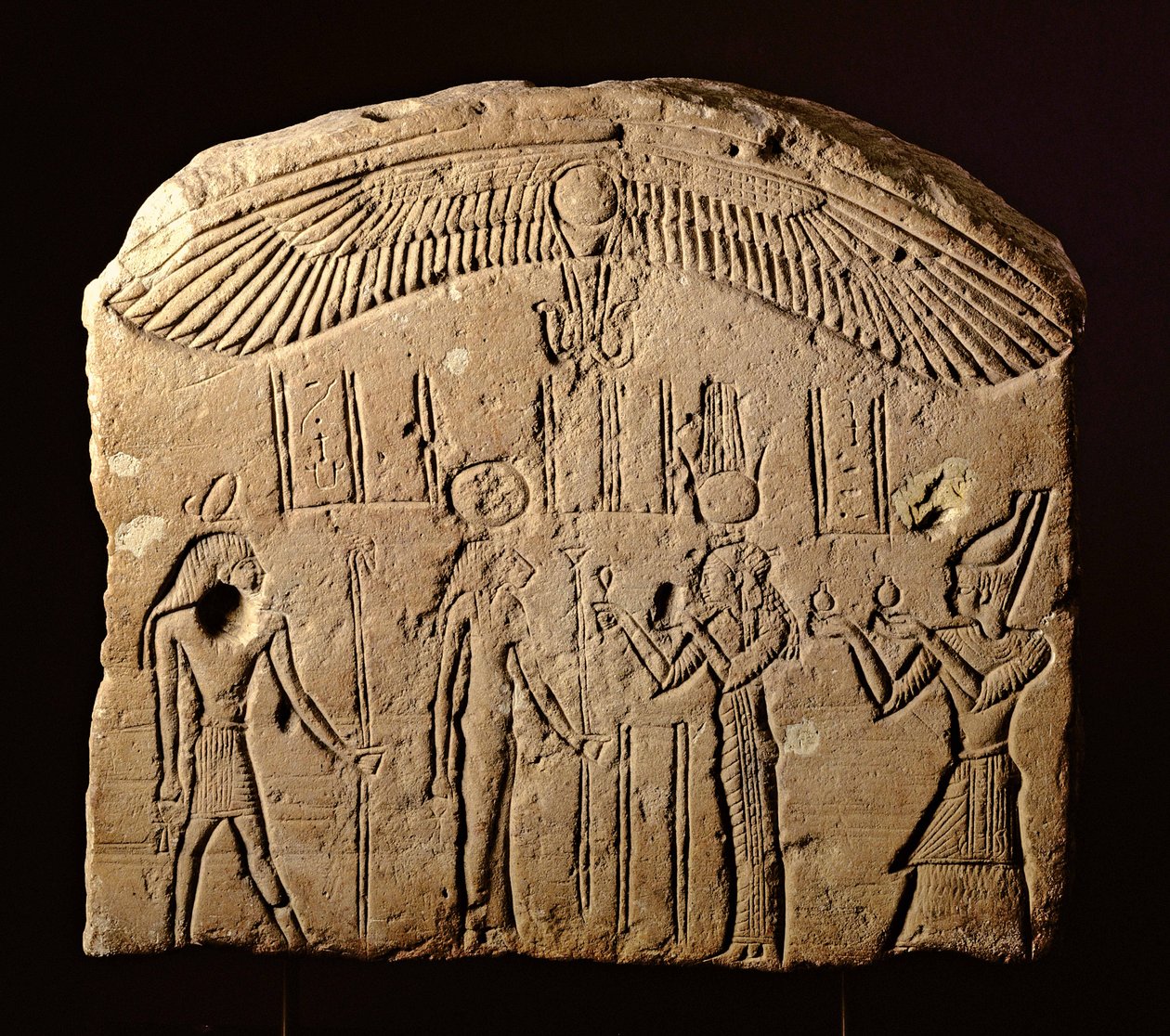 Bas-reliëf stele met een offerscène, een Farao met de godin Sekhmet en de god Heka, ca. 200-100 v.Chr. door Egyptian Ptolemaic Period