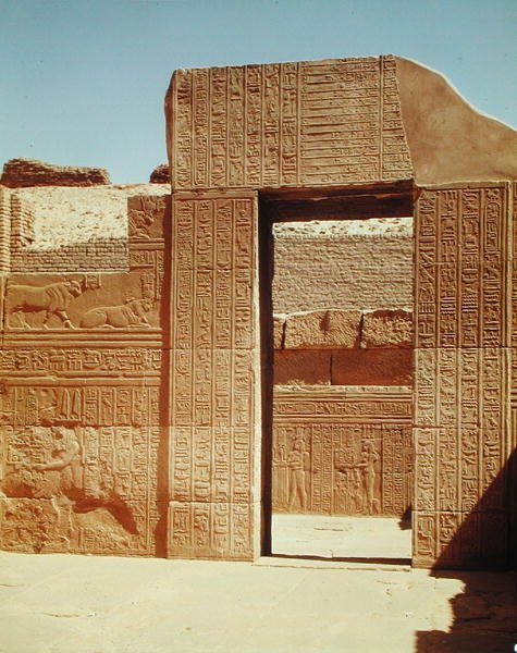 Poort naar de derde hypostyle hal door Egyptian Ptolemaic Period
