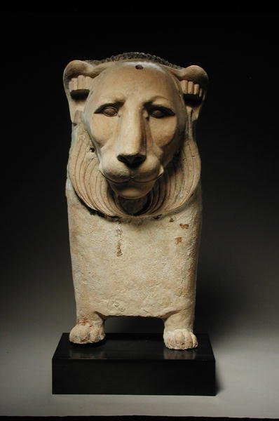 Leeuwenbank einde (stucwerk) door Egyptian Ptolemaic Period