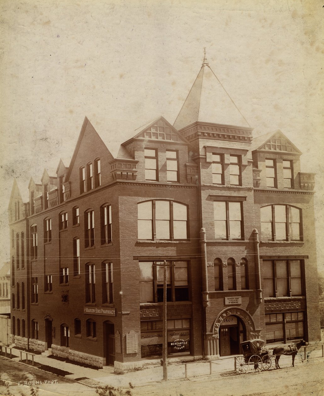 Marion Sims Medical College, South Grand Avenue en Caroline Street door Emil Boehl