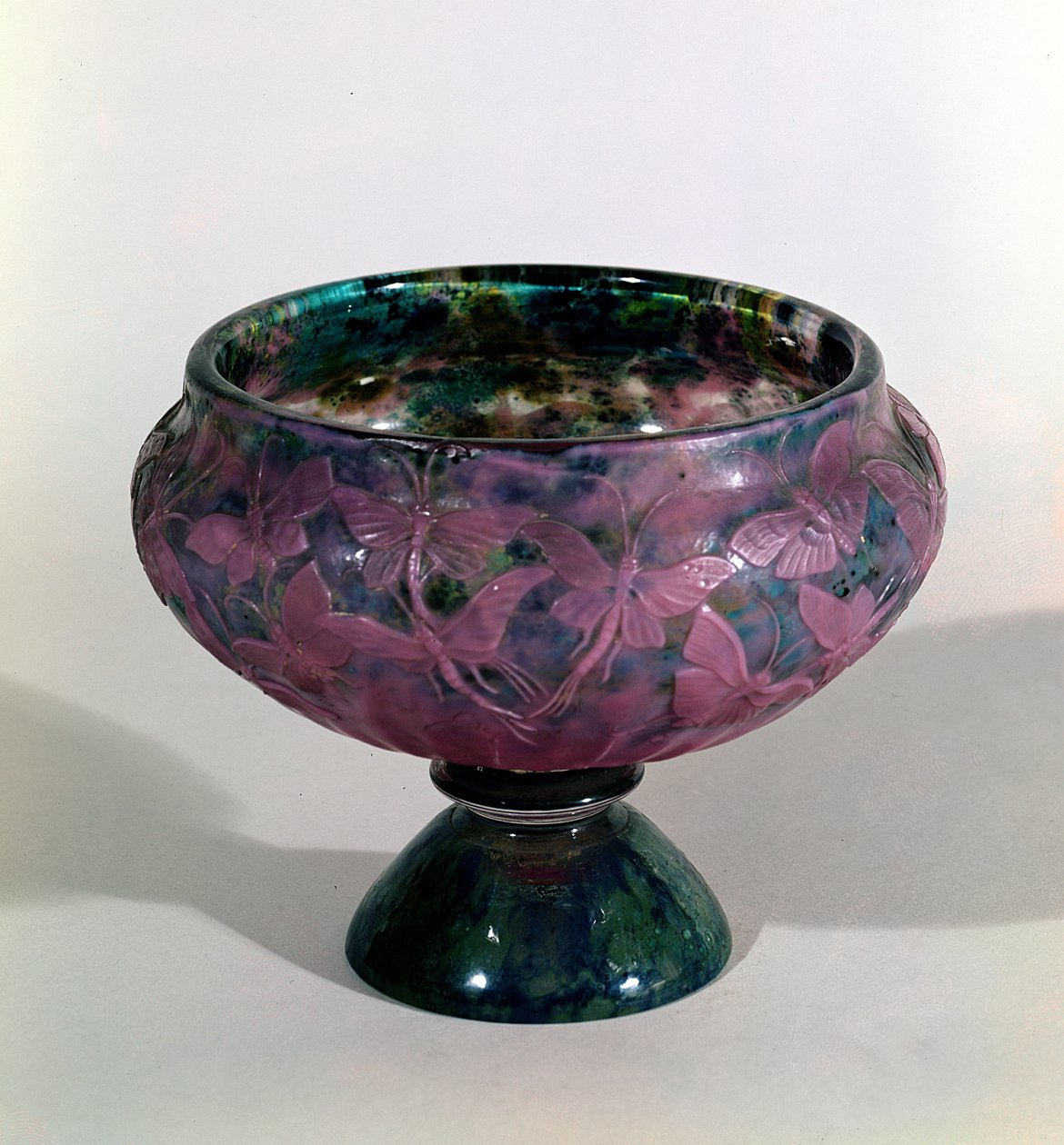 Beker versierd met vlinders en gevleugelde insecten, Nancy door Emile Galle