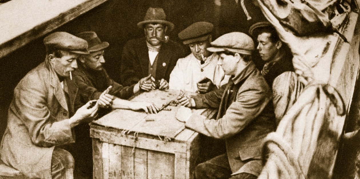 Een schipper en vrienden spelen domino in het ruim van een schuit, Londen door English Photographer