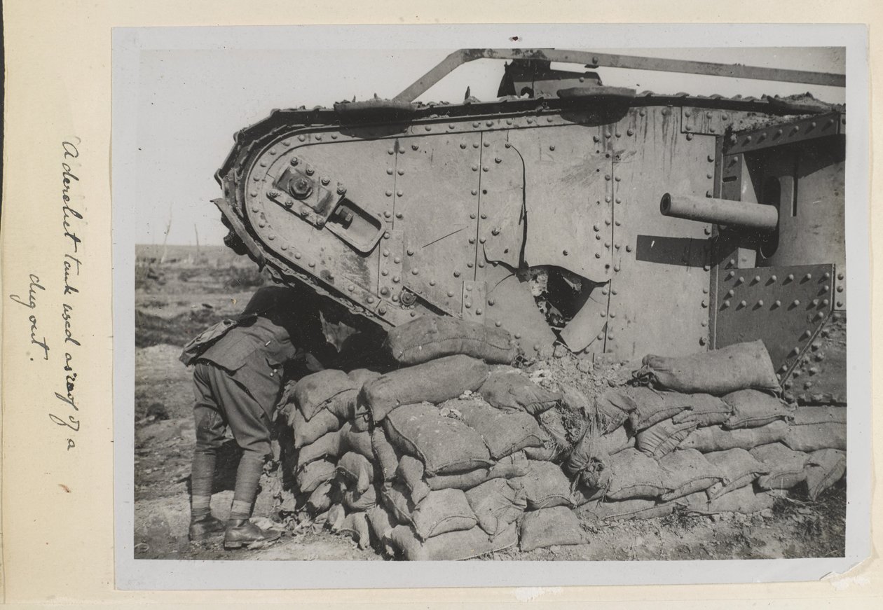 Een verlaten tank gebruikt als dak van een schuilplaats, 1915-18 door English Photographer