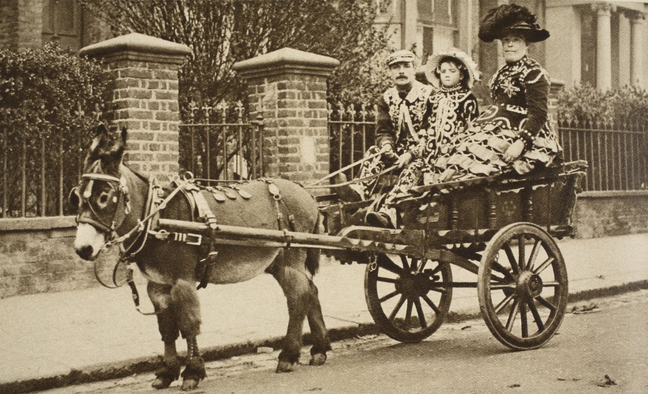 Een ezelkar vervoert een rijke scharrelaarsfamilie door English Photographer