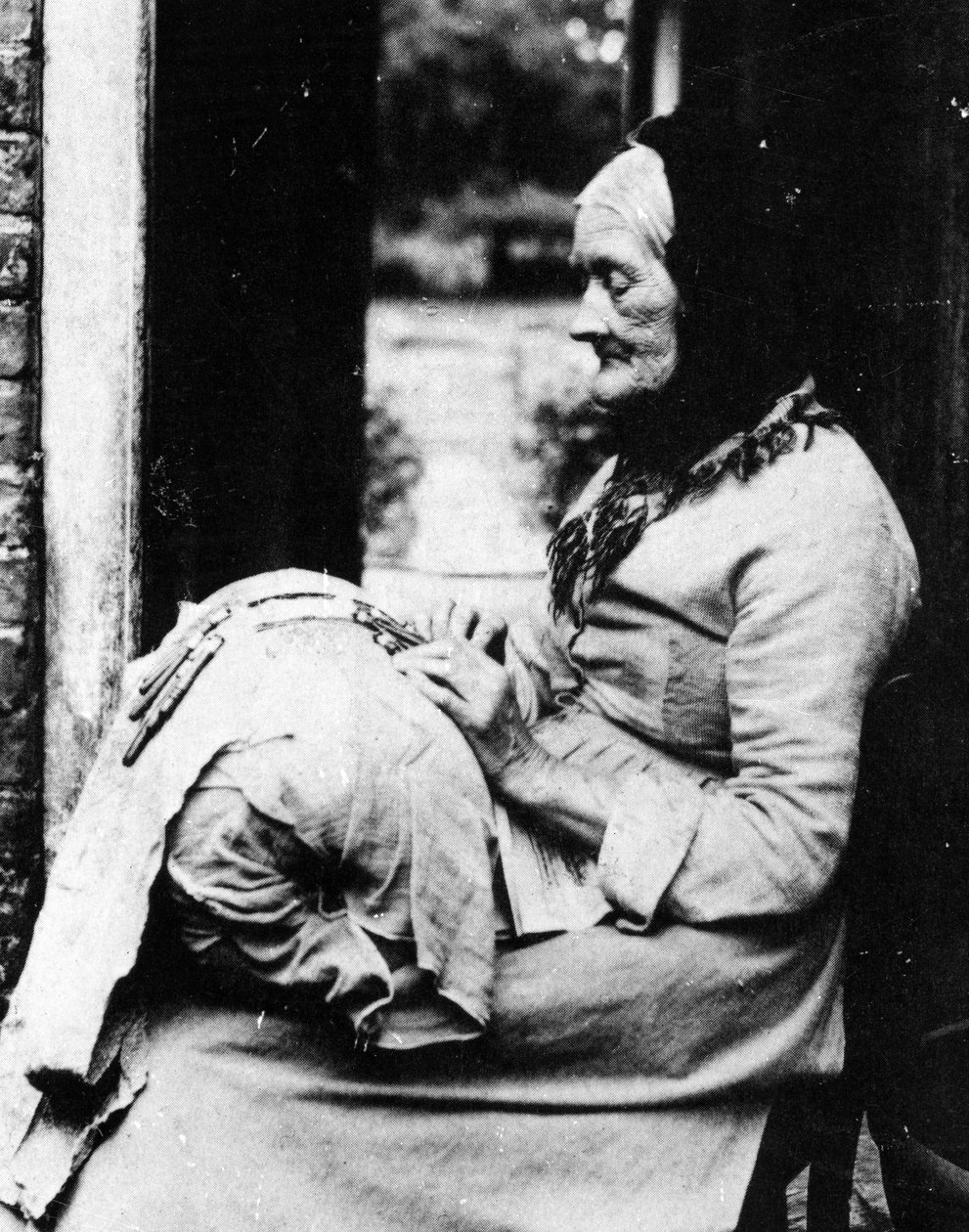 Een kantkloster buiten haar huisje in Zuid-Buckinghamshire, eind 19e eeuw door English Photographer