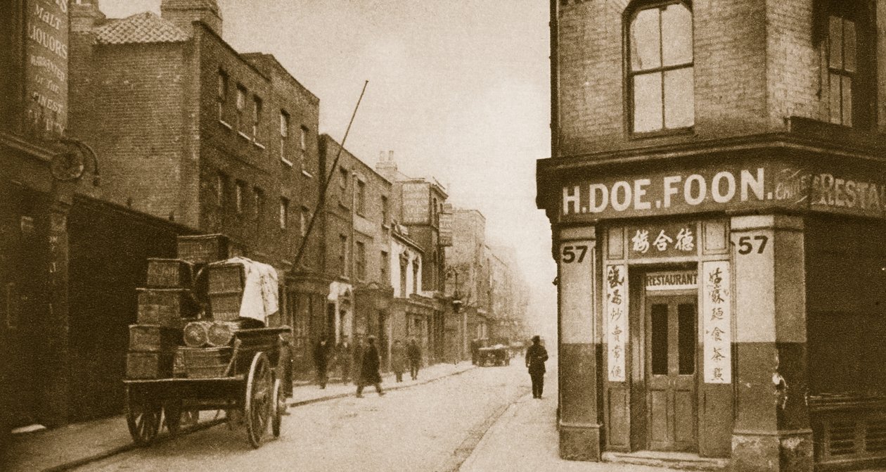 Een uitzicht op Pennyfields, Chinatown door English Photographer