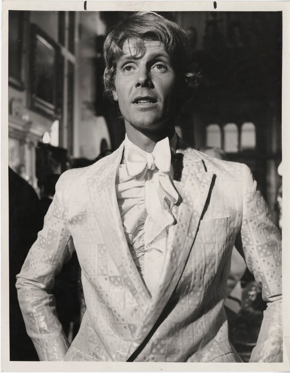 Acteur James Fox draagt een jas van Mr Fish, 1968 door English Photographer