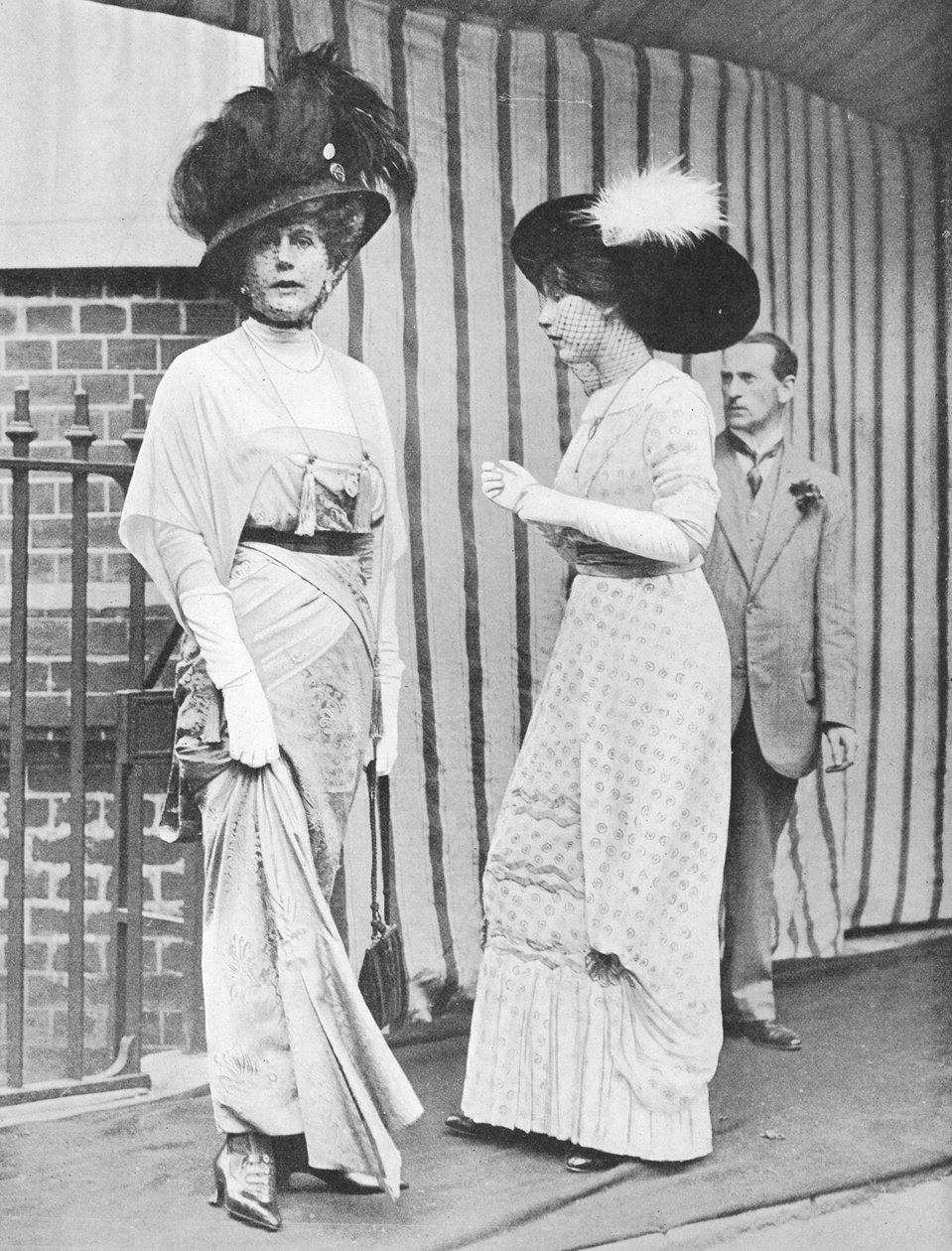 Alice Keppel en haar dochter Violet Trefusius, 1912 door English Photographer