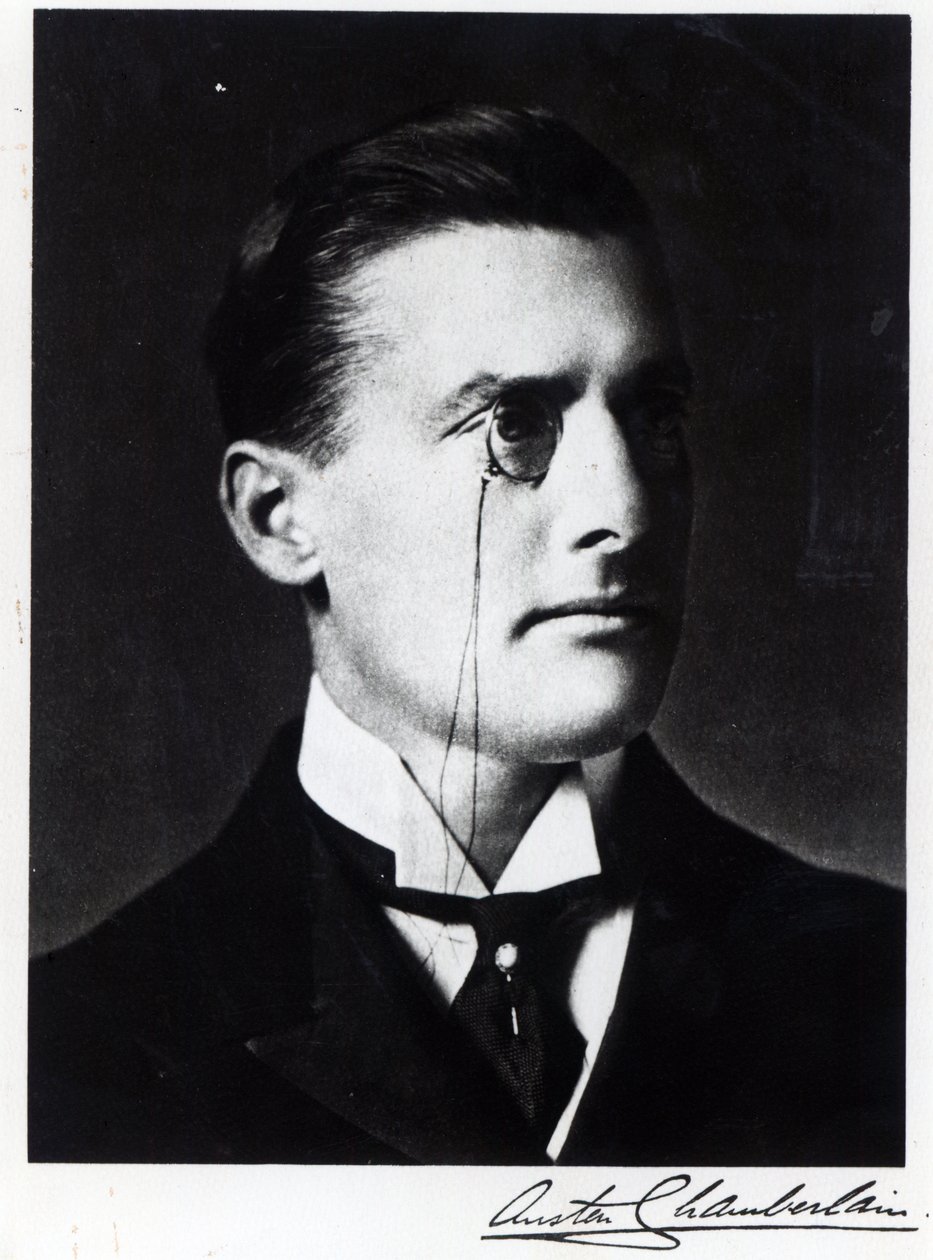 Austen Chamberlain door English Photographer
