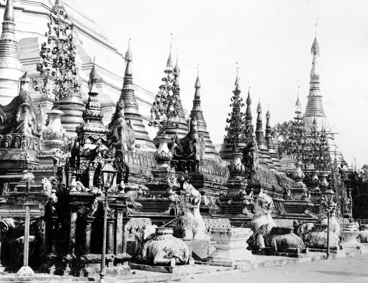 Basis van de Shwedagon Pagode in Rangoon, Birma door English Photographer