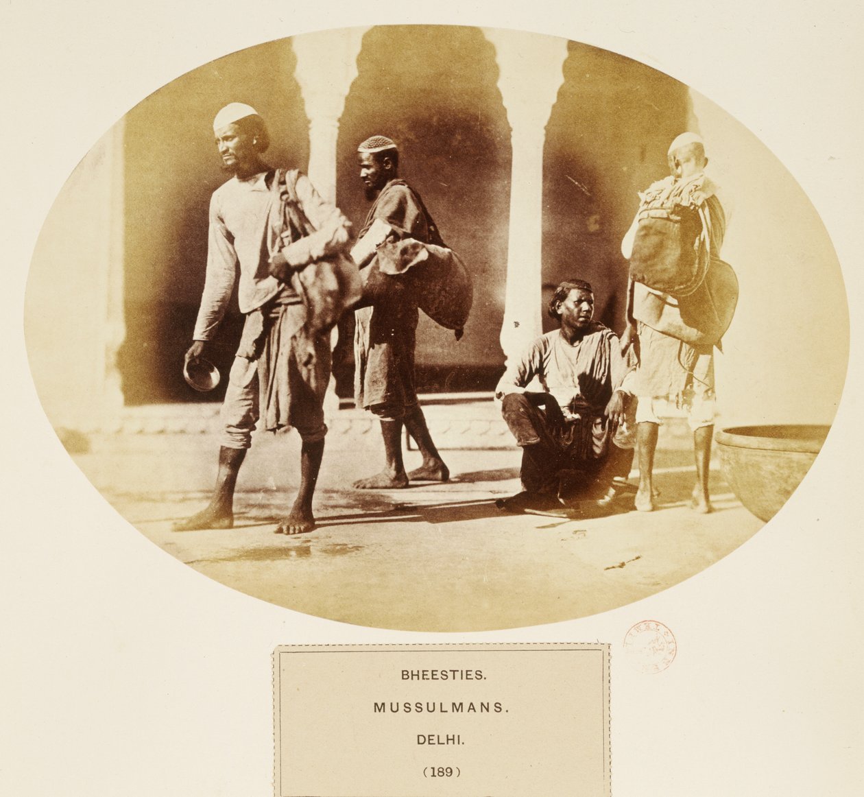 Bheesties, Moslims, Delhi, uit Het Volk van India, door J. Forbes Watson, gepubliceerd 1868 door English Photographer