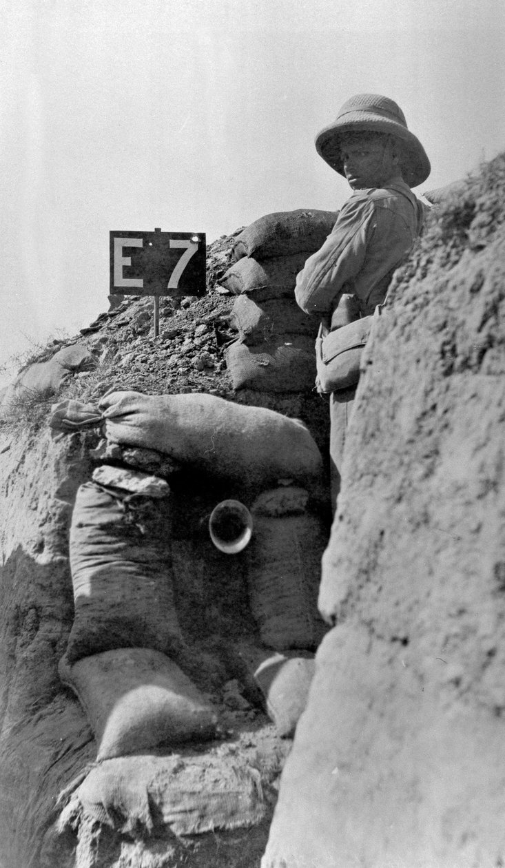 Britse troepen in loopgraven, Sannayat, 1916 door English Photographer