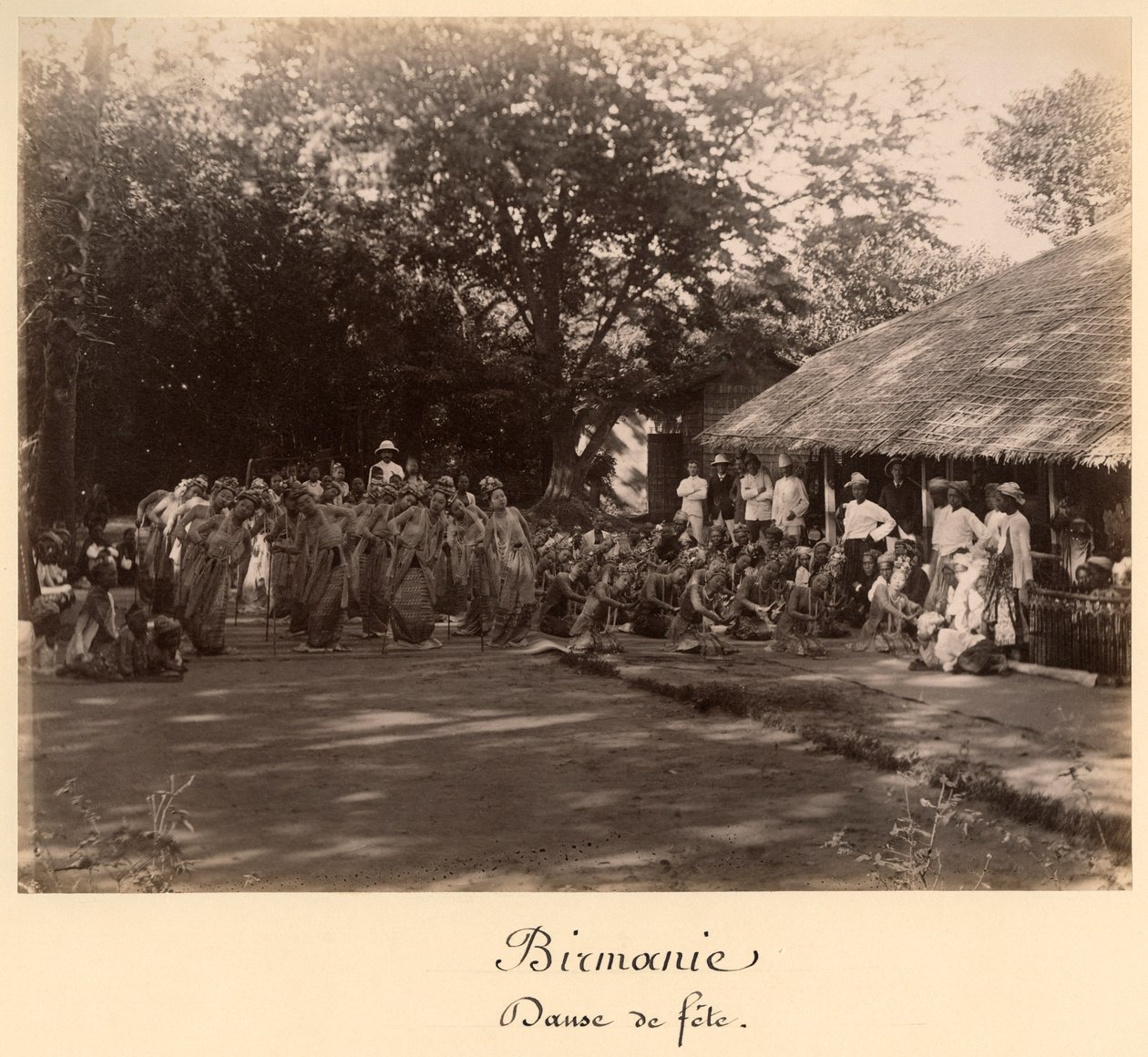Birmese dansers die vieren, Birma, eind 19e eeuw door English Photographer
