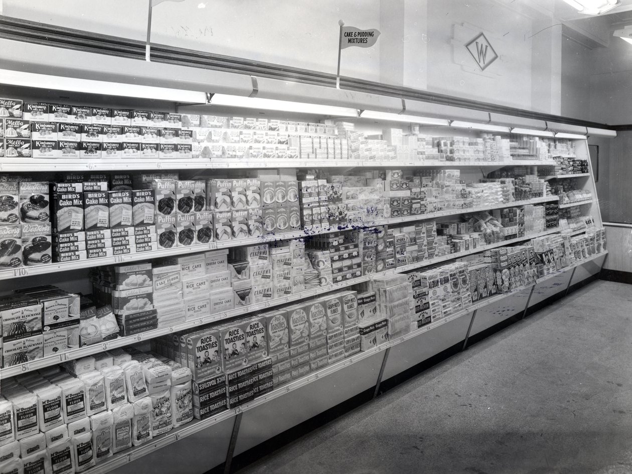 Gang met cake- en puddingmengsels, Woolworths winkel, 1956 door English Photographer