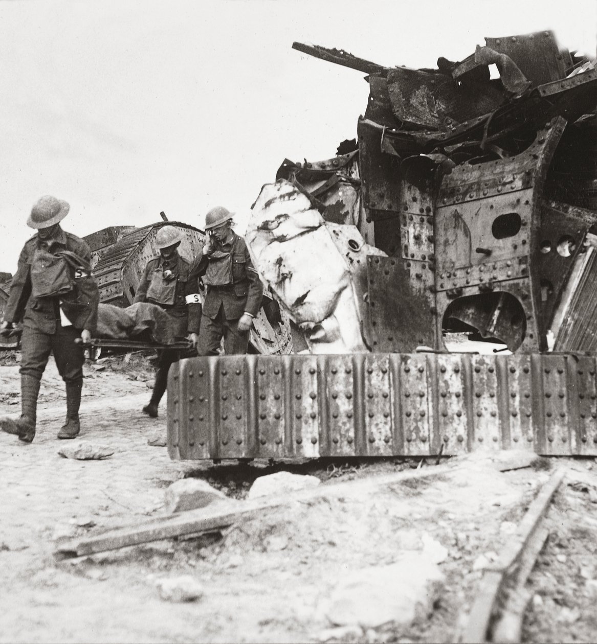 Gewonden komen terug van de linie, passeren tanks die zijn vernietigd in de Slag om de Tanks, Villers-Bretonneux, 24 april 1918 door English Photographer