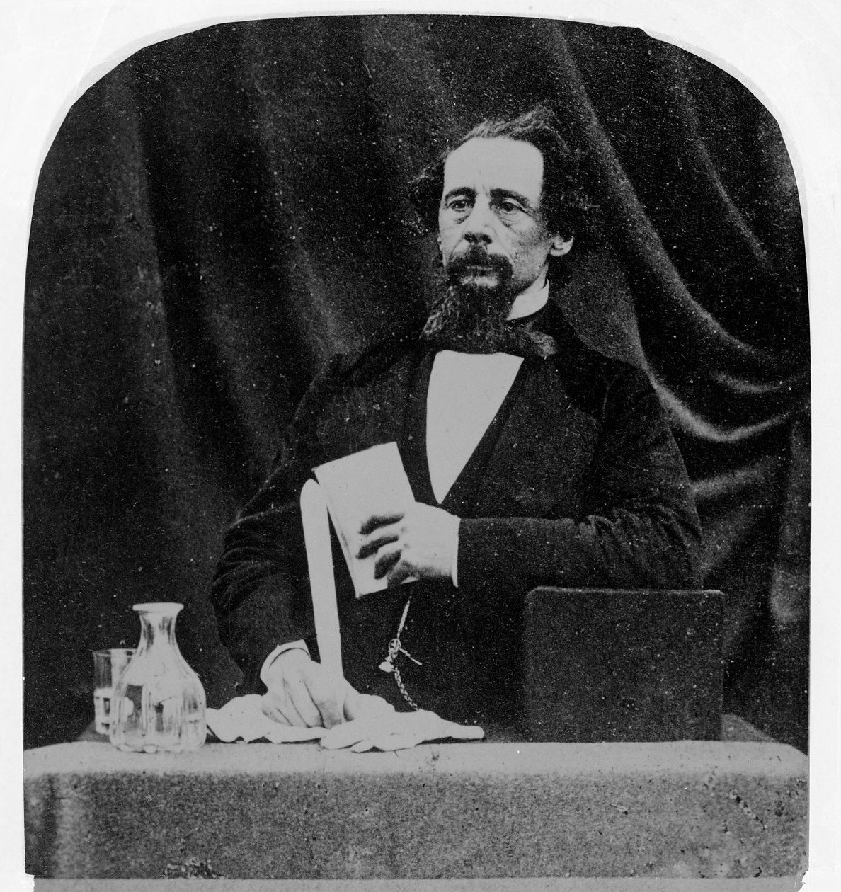 Charles Dickens door English Photographer
