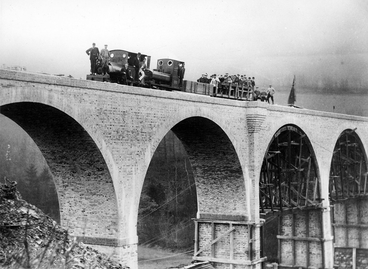 Chelfam Viaduct in aanbouw, ca.1897 door English Photographer