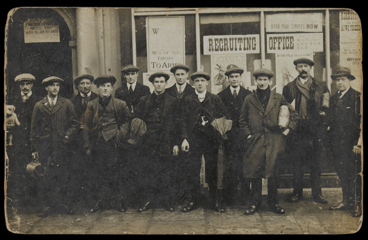 Burgerrekruten staan buiten een niet-geïdentificeerd wervingskantoor, ca. 1915 door English Photographer