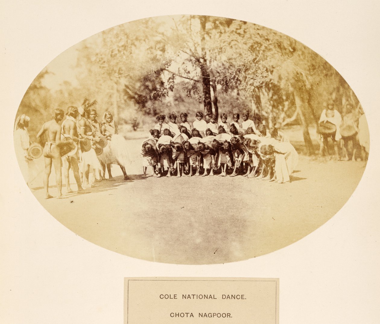Cole Nationale Dans, Chota Nagpoor, uit Het Volk van India, door J. Forbes Watson, gepubliceerd 1868 door English Photographer