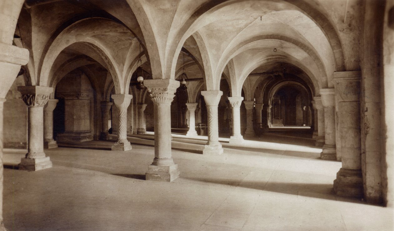 Crypte in de kathedraal van Canterbury, ca. 1920 door English Photographer