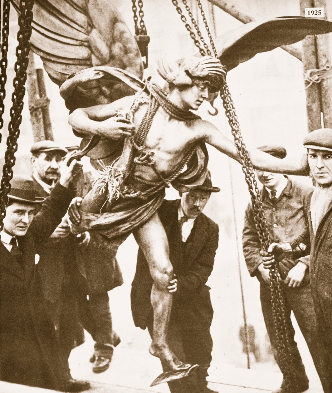Eros wordt verwijderd vanwege de reconstructie van het Piccadilly metrostation, begin 1925 door English Photographer