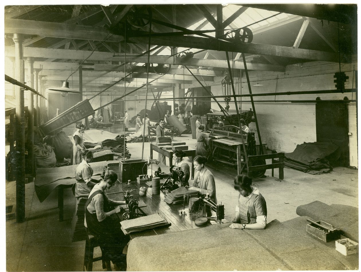 Viltafwerkingsafdeling, Long Meadow mill, 1923 door English Photographer