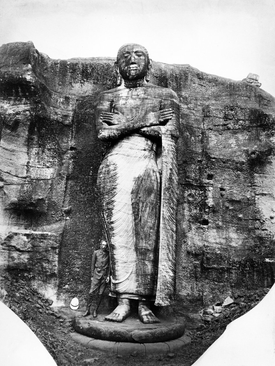 Gal Vihara Staande Boeddhistische Figuur door English Photographer