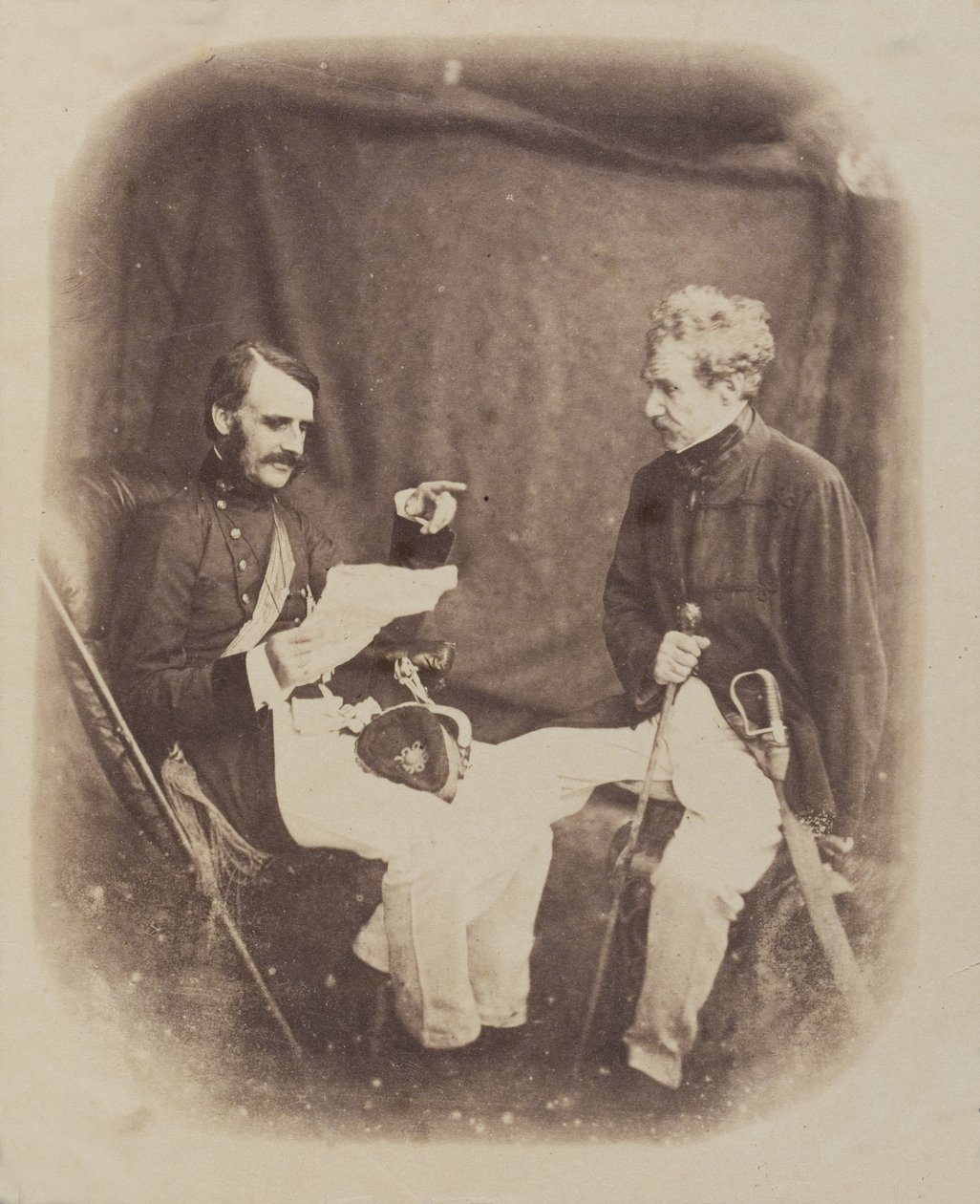 Generaal Sir Colin Campbell en Generaal-majoor William Mansfield lezen berichten, ca. 1858 door English Photographer