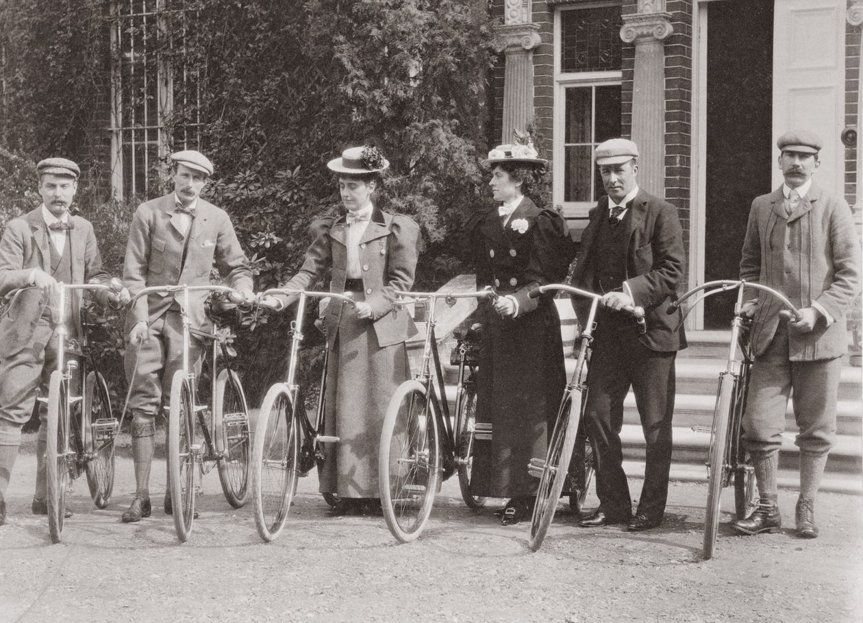 Groep Edwardiaanse fietsers, begin 1900 door English Photographer