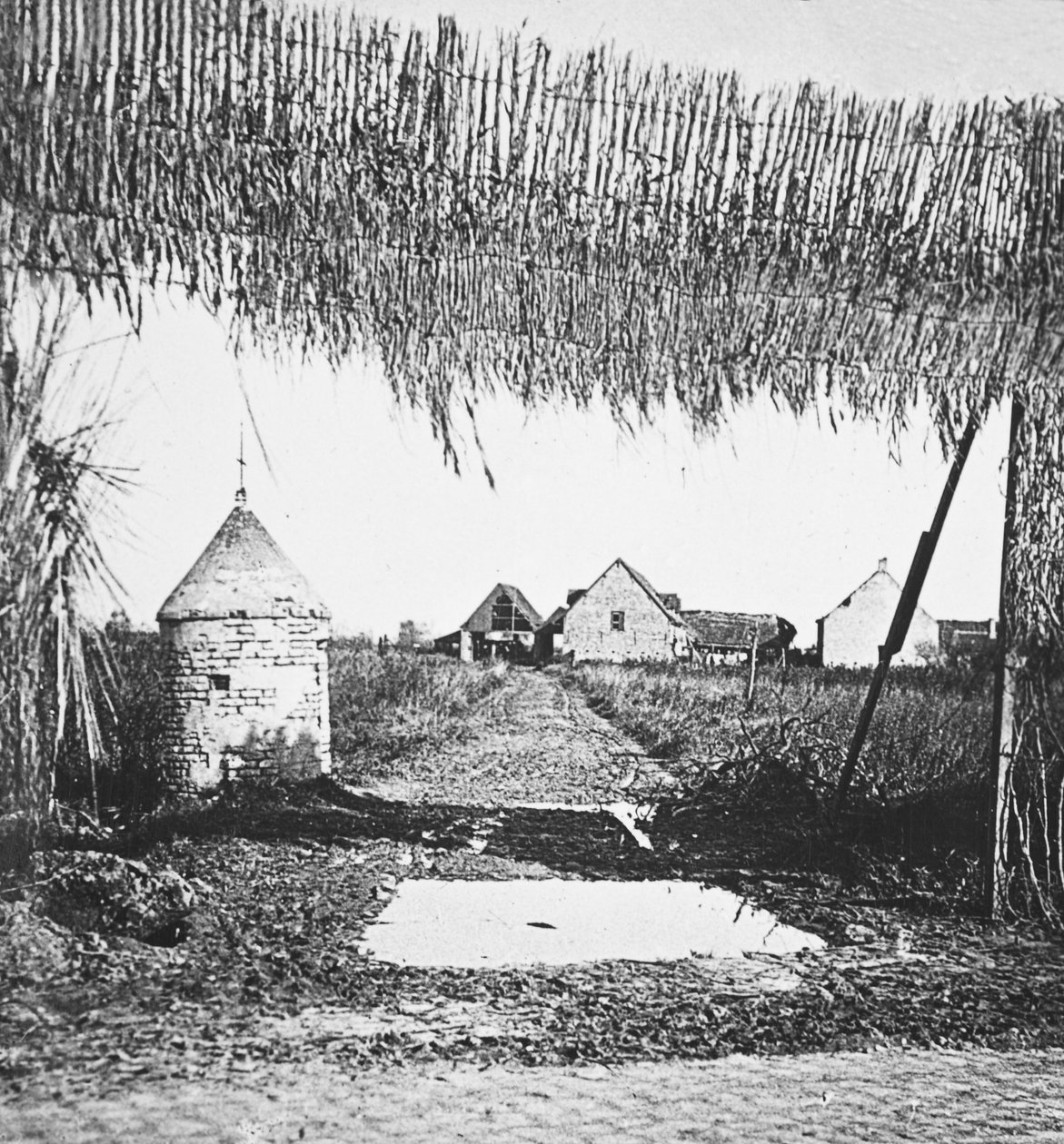 Vindingrijke camouflage gebruikt om communicatielijnen en geschutsopstellingen voor Hun-vliegtuigen te verbergen door English Photographer