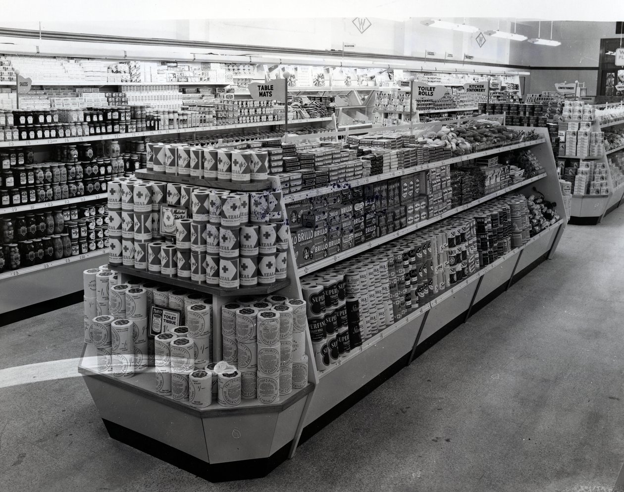 Interieur van een Woolworths winkel, 1956 door English Photographer