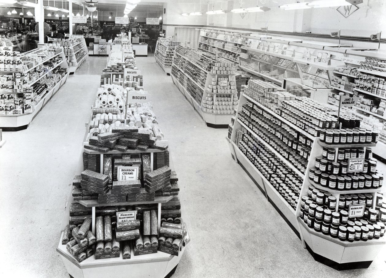 Interieur van een Woolworths-winkel, 1956 door English Photographer