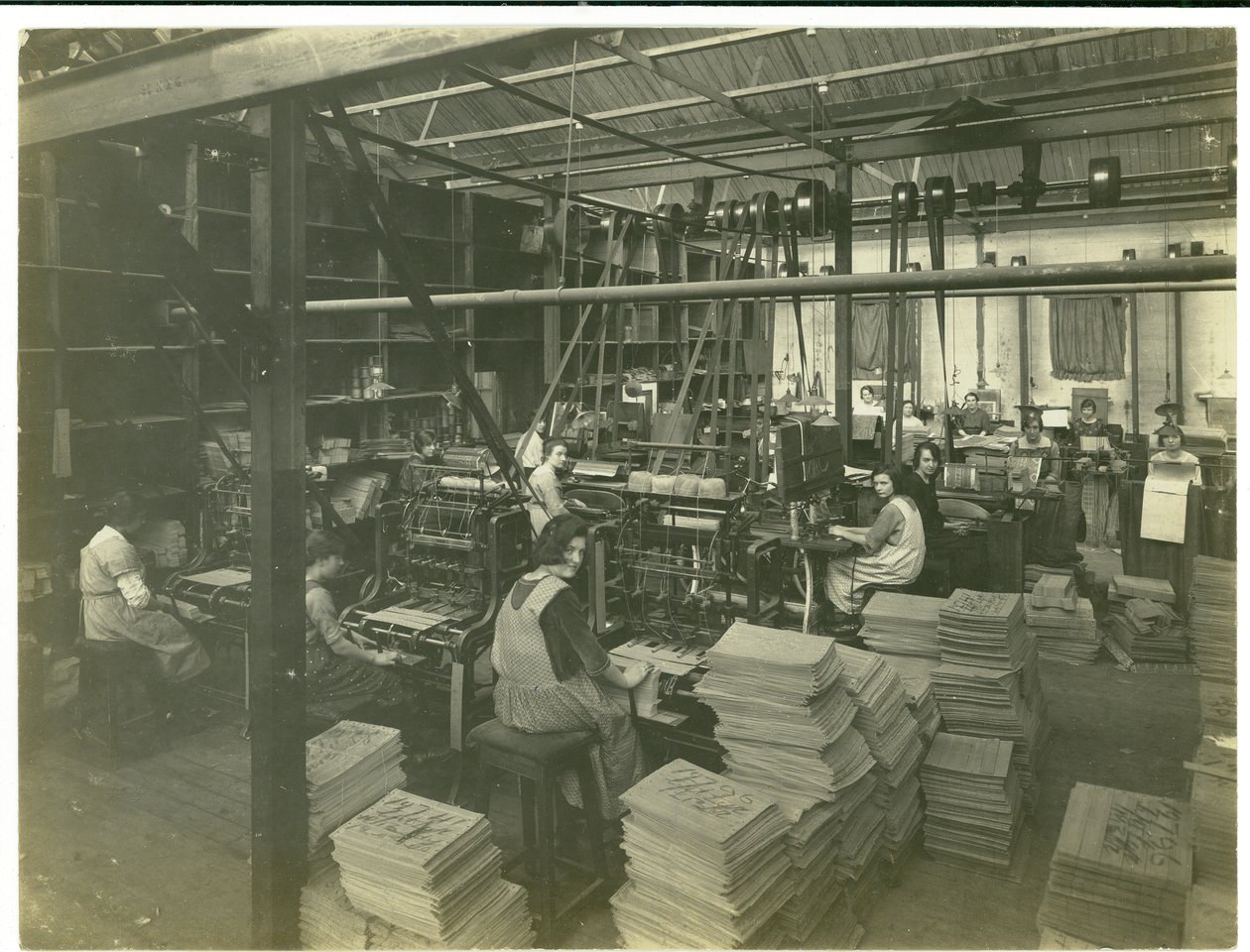 Jacquard kaartstempelruimte, Carpet Trades, 1923 door English Photographer