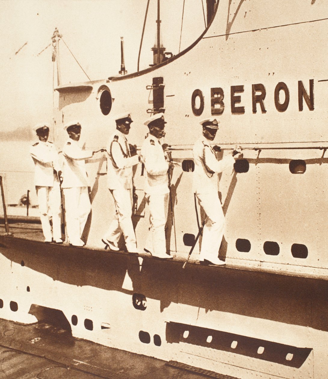 Koning Edward VIII aan boord van een onderzeeër, maakt zijn weg rond de commandotoren van H.M.S. Oberon door English Photographer