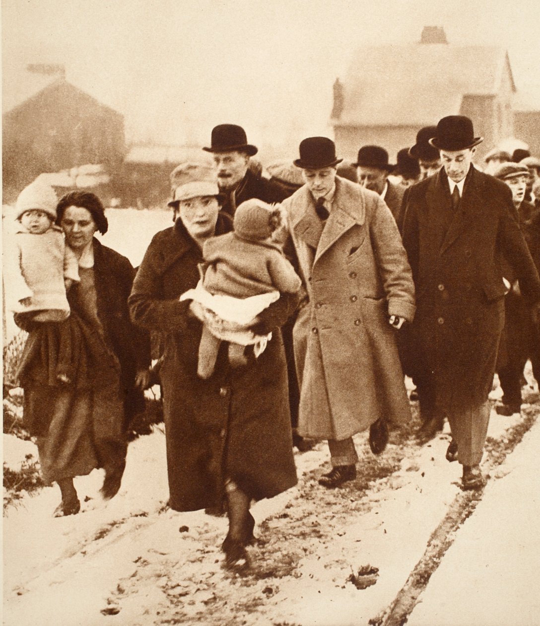 Koning Edward VIII loopt door de sneeuw in Winlaton door English Photographer
