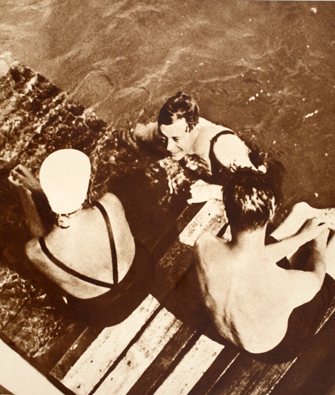 Koning Edward VIII met vrienden op een vlot, Rivièra, 1933 door English Photographer