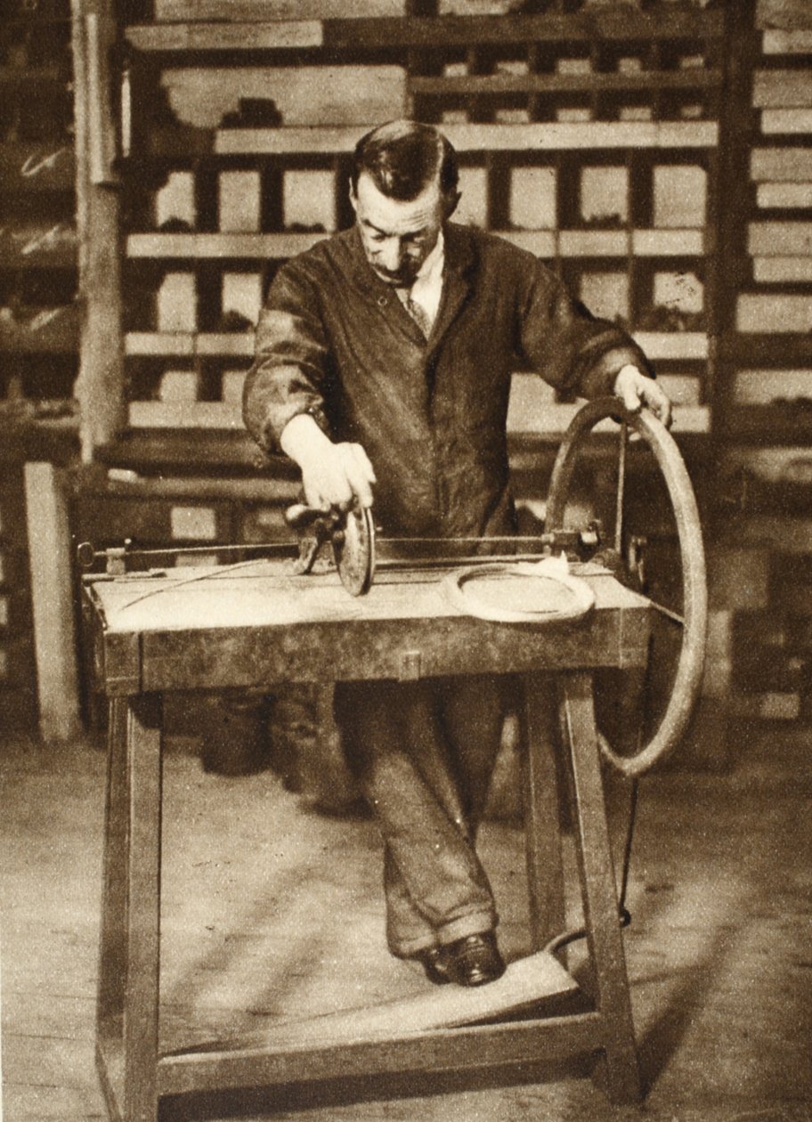 Slotenmaker die draad in veren wikkelt, uit Wonderful London, gepubliceerd 1926-27 door English Photographer