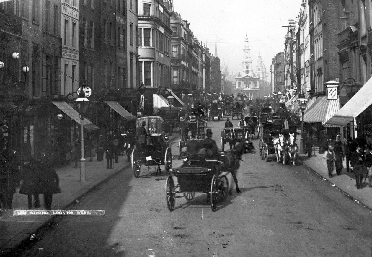 Kijkend naar het oosten langs de Strand, ca. 1890 door English Photographer