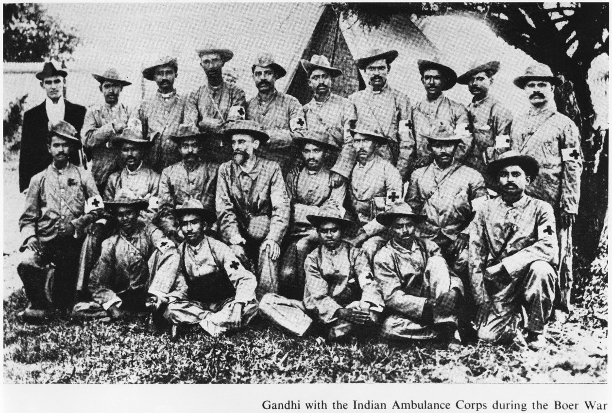 Mahatma Gandhi (1869-1948) met het Indiase Ambulancekorps tijdens de Boerenoorlog, Zuid-Afrika, 1899 door English Photographer
