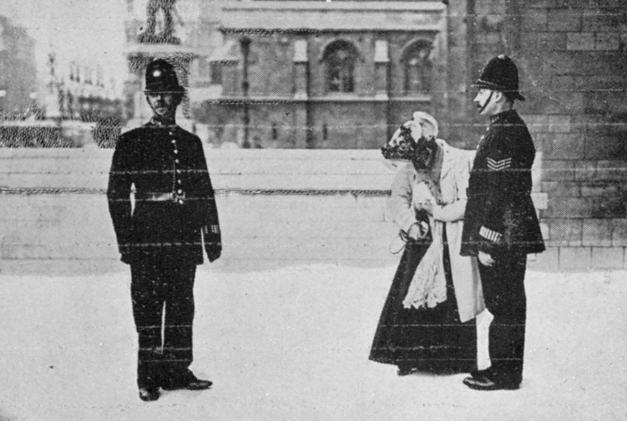 Mevrouw Billington Vindt Haar Kaart, uit een artikel getiteld Het Heropenen van het Parlement gepubliceerd in The Graphic, 27 oktober 1906 door English Photographer