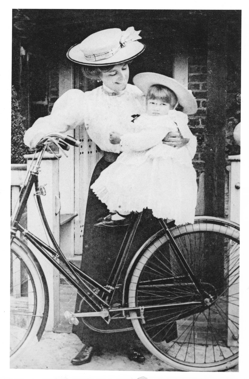 Moeder en kind op een fiets door English Photographer