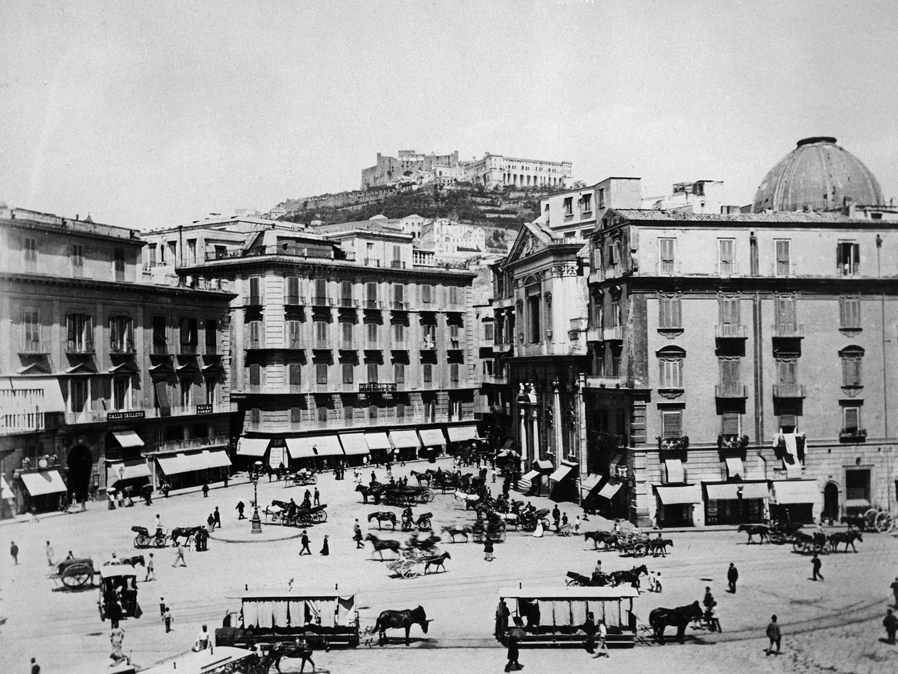 Napels: Het Piazza San Fernando en het Castello Sant Elmo door English Photographer