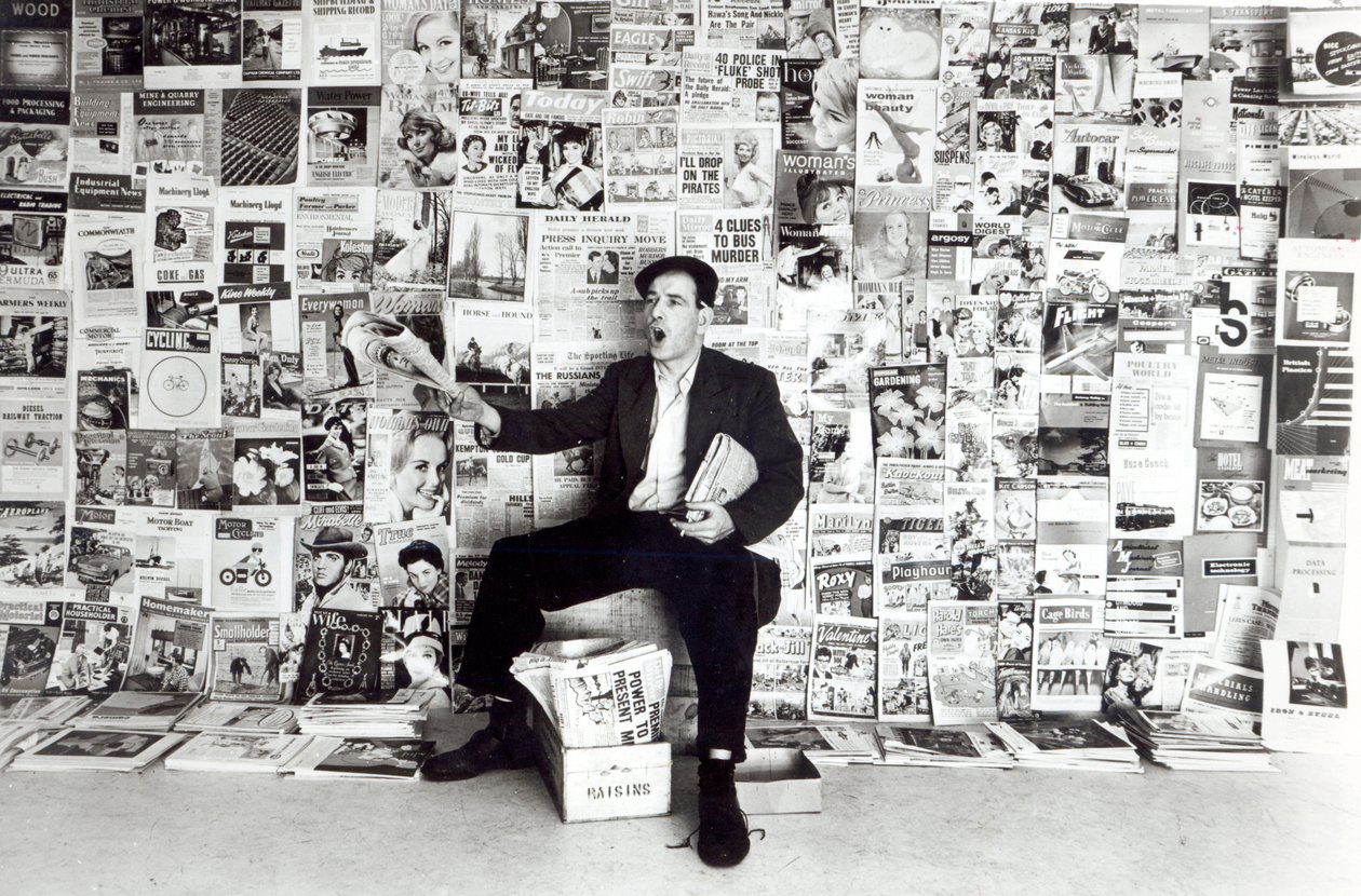 Krantenverkoper, ca. 1960 door English Photographer