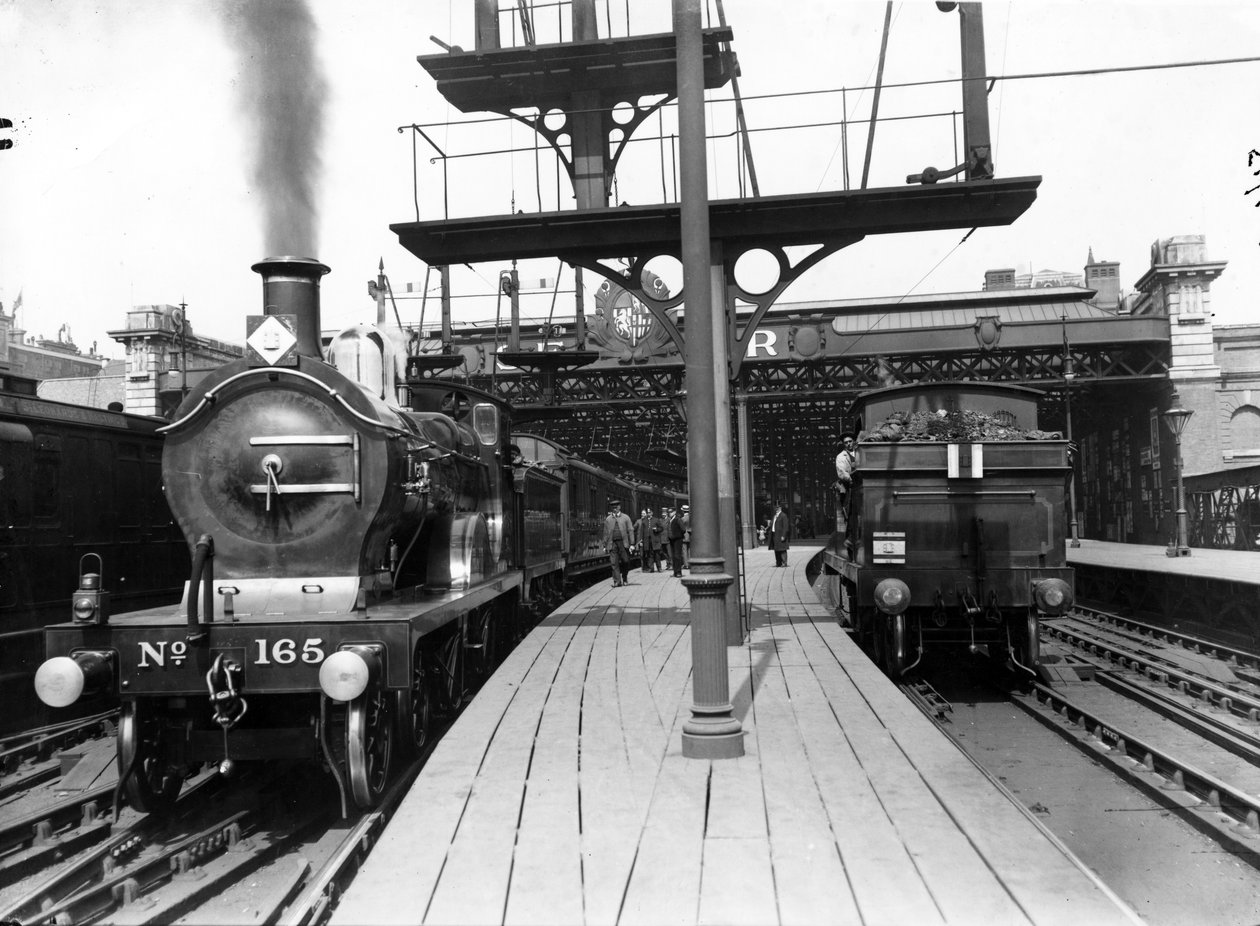 Perrons op Charing Cross Station, 1913 door English Photographer